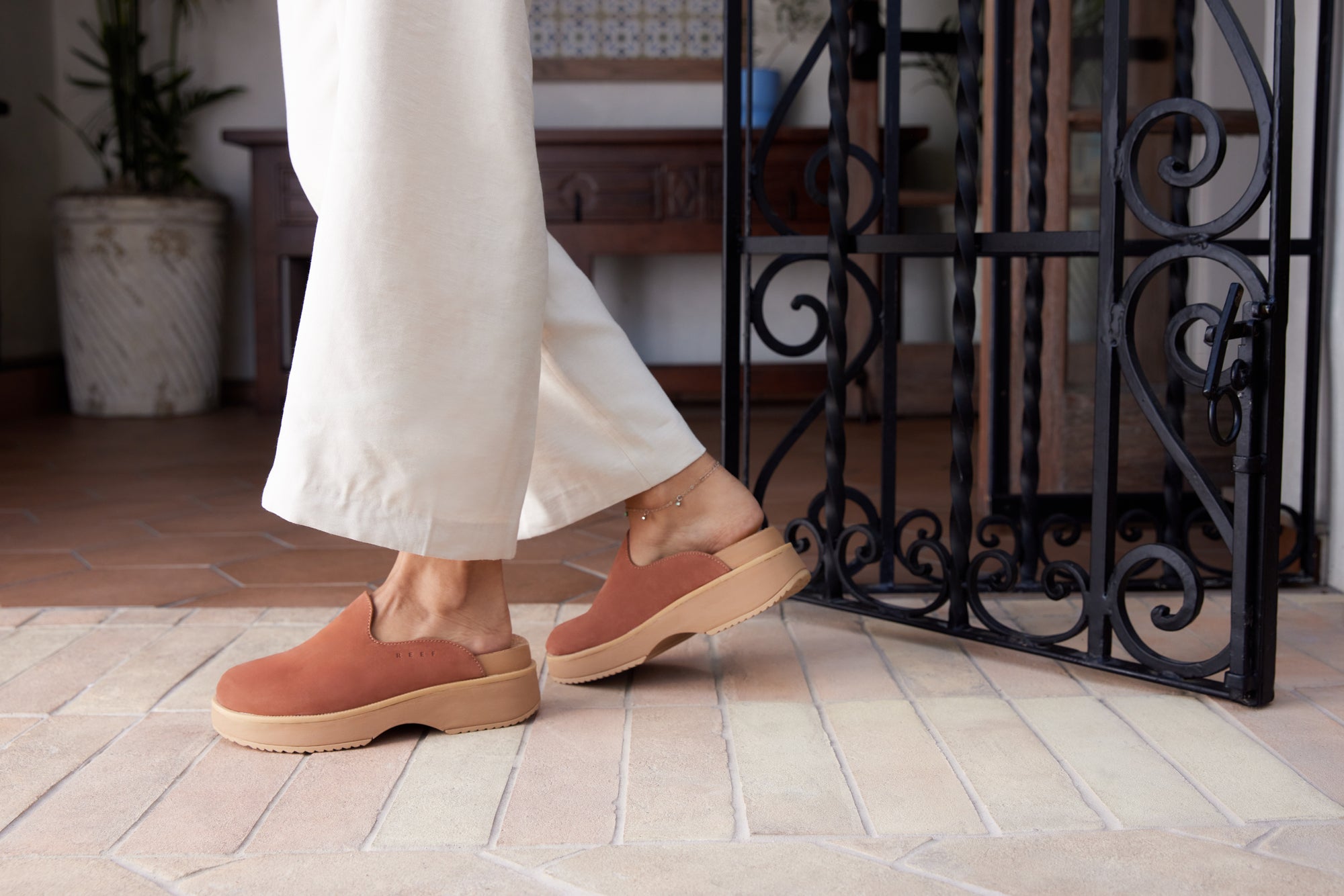 Vista Skye Clogs