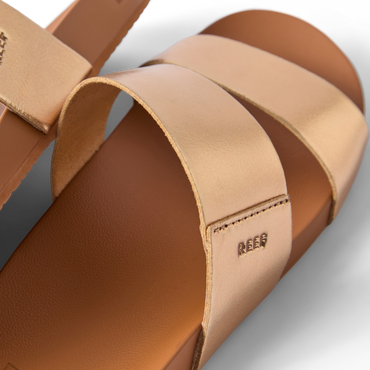 Close-up of the front straps of Cushion Vista sandal for women in bronze with anatomical arch support and soft cushioning.