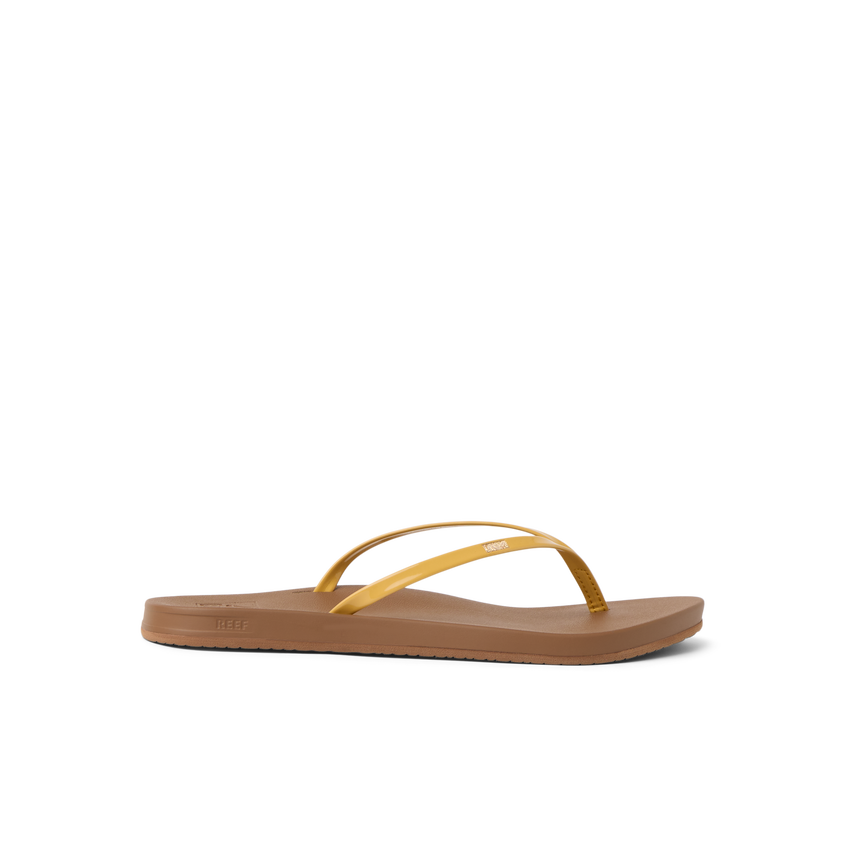 Cushion Slim women's sandal facing left, golden apricot straps, beach-inspired comfort with anatomical arch support and soft cushioning.