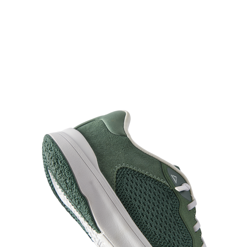 Shoreline Del Mar men’s sneaker facing right, close-up on midsole and breathable green mesh upper with arch support.