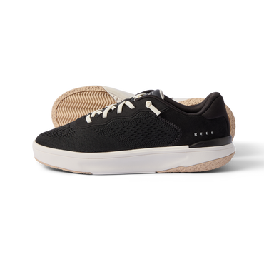 Reef Del Mar men's black sneaker facing right with cushioned sole, breathable knit, anatomical arch support, vacation-ready shoe.