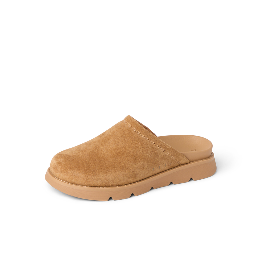Vista Luxe Mariana women's clog facing left showing closed-toe suede upper with lightweight sole, designed for comfort and daily wear.