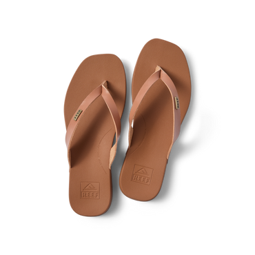 Vista Lune women's tan flip flops top view showing soft-rebound cushioning, arch support, and comfort features.