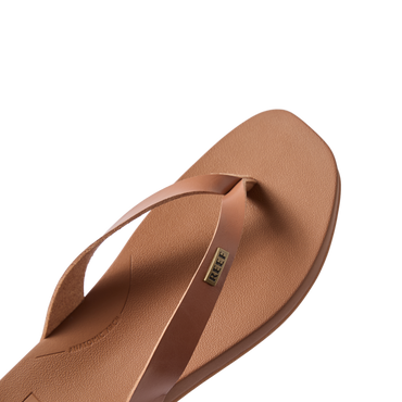 Vista Lune women's tan sandal facing right, close-up of cushioned toe post and footbed with arch support