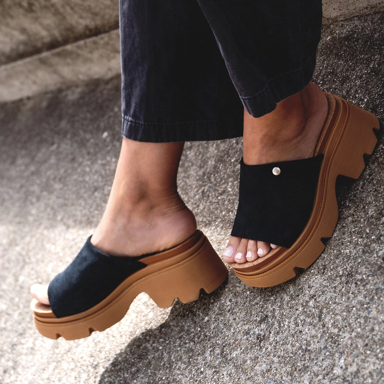Vista Luxe Evie black suede open-toe mule facing right, showing platform sole and arch support, ridicuously comfortable design.