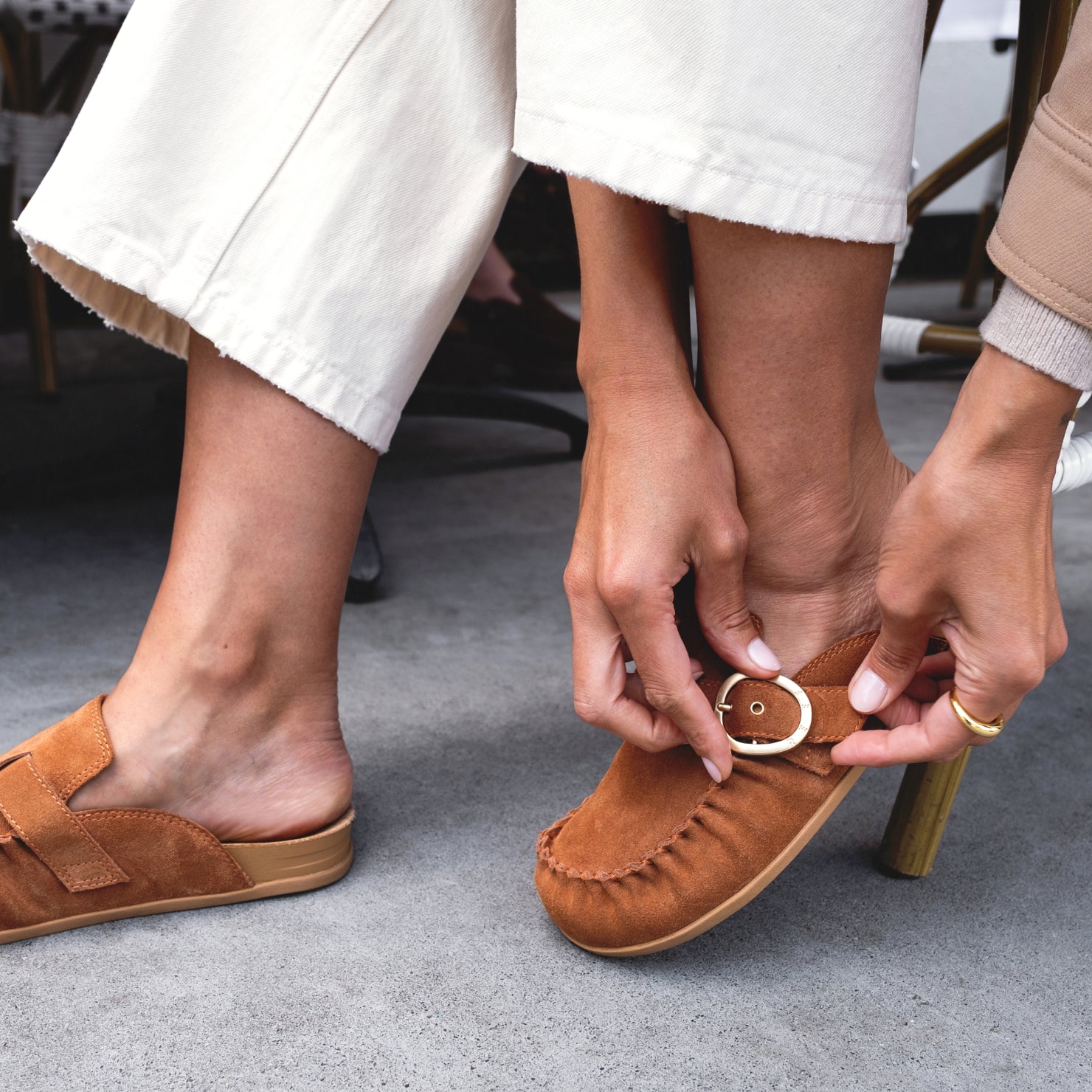 Vista Siena facing left, women's honey suede clog with buckle detail and soft-rebound cushioning for beach-inspired comfort.