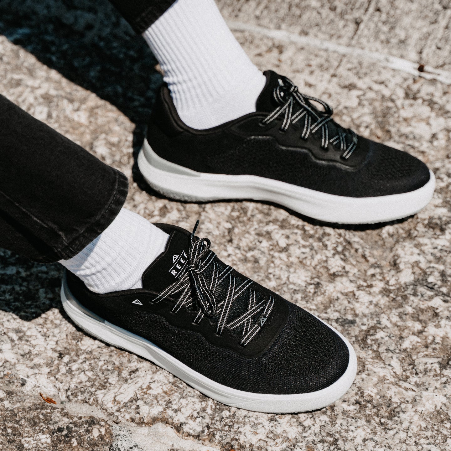 Shoreline Del Mar black sneakers facing right with cushioned support and anatomical arch support