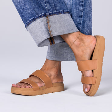 Vista Hi 2 sandal in natural tan, right foot facing forward, showcasing soft cushioning and arch support on a travel-ready casual look.