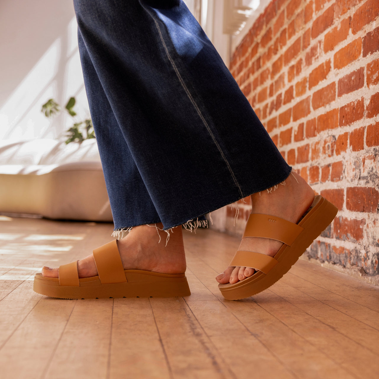 Vista Hi 2 sandals facing right, showing side view with double straps, platform sole, and arch support for all-day comfort.