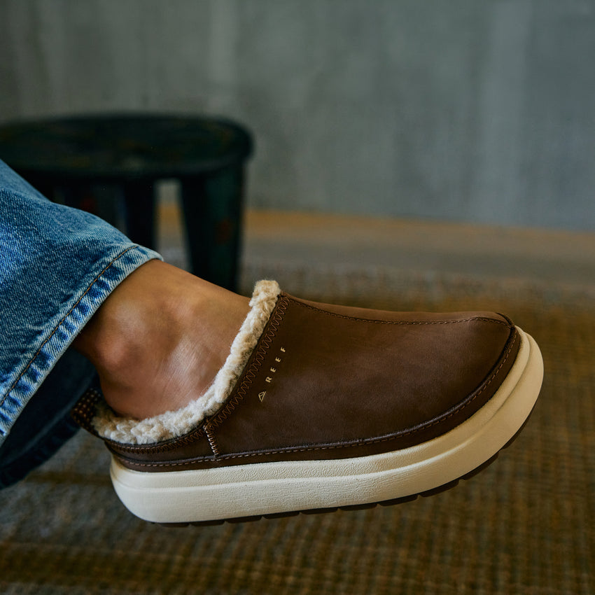 Weekend Low Brooke brown leather shoe facing right, close-up of the side and toe with cozy fleece lining